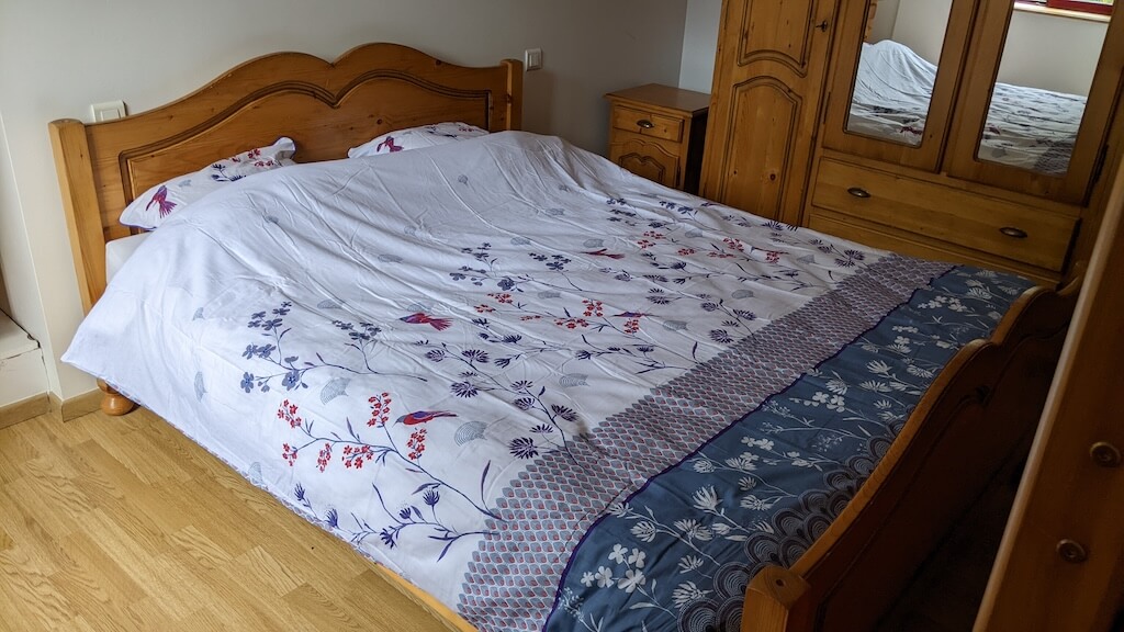 Chambre Pin — rez-de-chaussee, meubles en bois de pin, douche privative, L'Angeberdiere