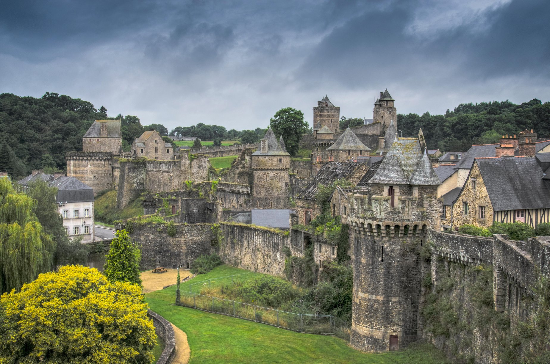 Château de Fougères — la plus grande forteresse médiévale d'Europe, à 25 min de L'Angeberdière