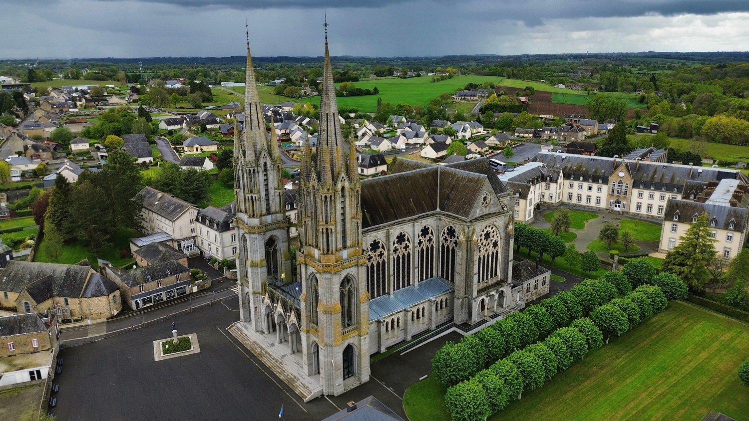 Basilique Notre-Dame de Pontmain — lieu de pèlerinage à 4 km de L'Angeberdière
