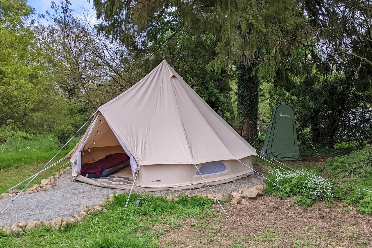 Tente safari glamping insolite 20m² à L'Angeberdière — hébergement insolite Mayenne