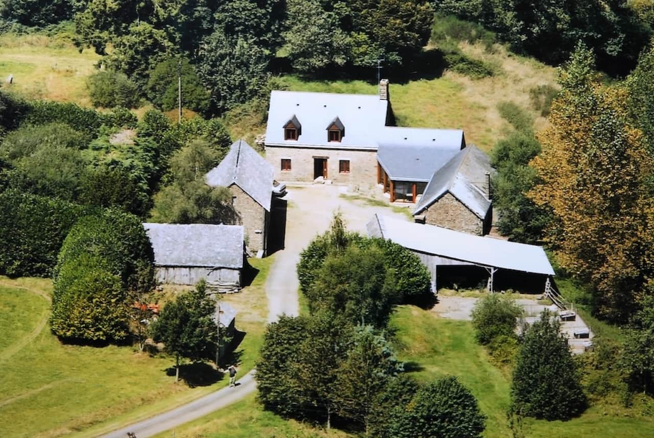 Vue aérienne de la ferme écologique L'Angeberdière à Saint-Mars-sur-la-Futaie, Haute Mayenne