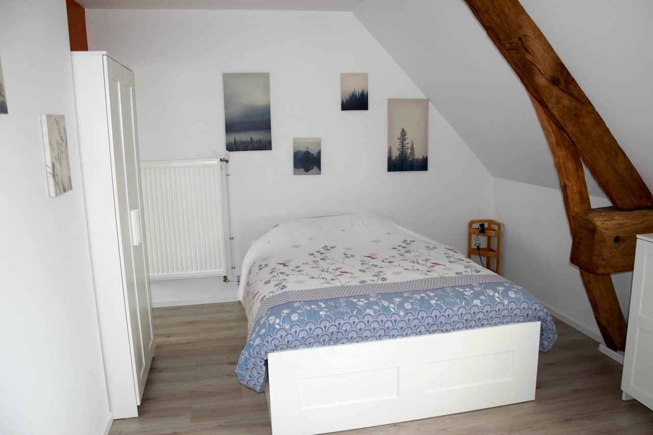 Chambre Blanche — 1er etage, decor blanc et apaisant, lit double et canape-lit, douche privative, L'Angeberdiere